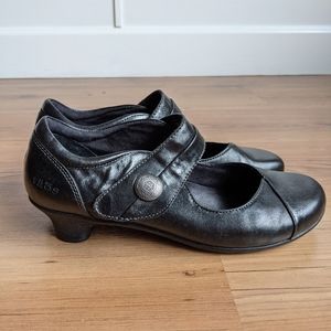 Taos leather shoes (size 9)